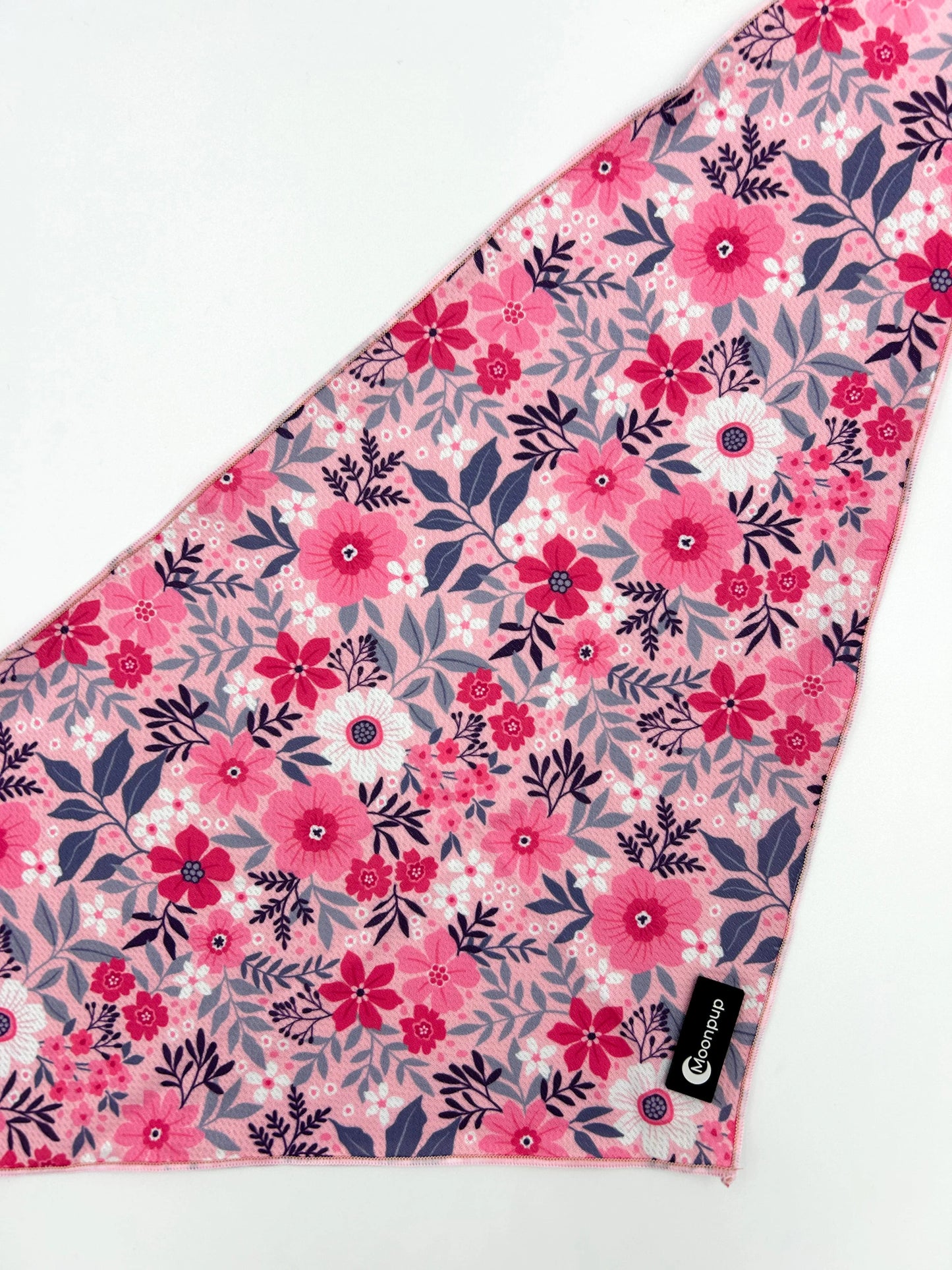 Bandana Pink Petals pentru câini – bandană elegantă și confortabilă pentru câini mici și medii, cu design floral roz, ideală pentru plimbări zilnice și ocazii speciale. Accesoriu stilat pentru câini, ușor de atașat și perfect pentru a adăuga un strop de culoare look-ului patrupedului tău.