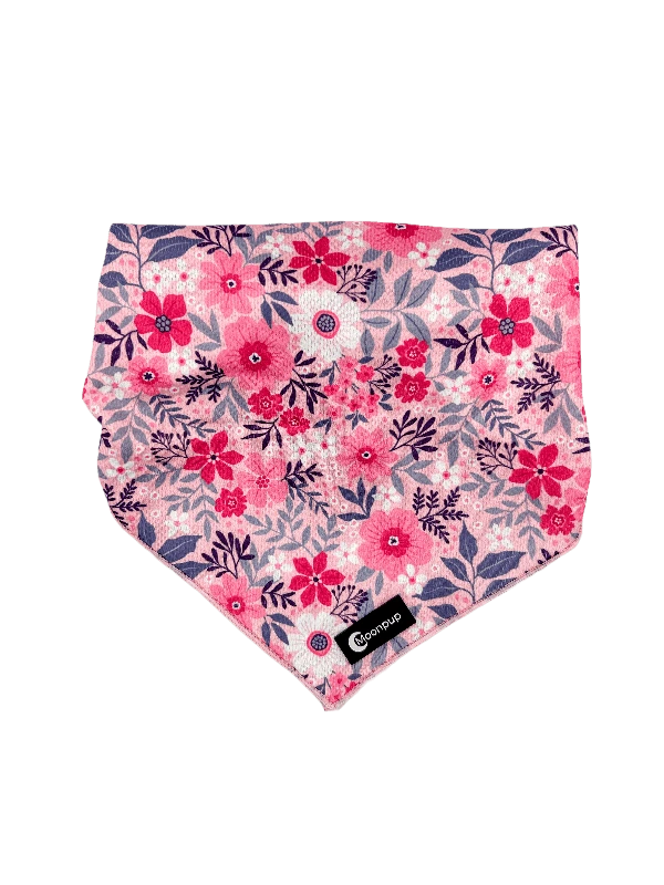 Bandana Pink Petals de la Moonpup - un accesoriu fermecător pentru câinele tău! Cu un design delicat de petale roz, această bandană adaugă un plus de stil și confort oricărui prieten patruped. Ideală pentru plimbări și momente speciale, oferind un look adorabil și un confort deosebit.