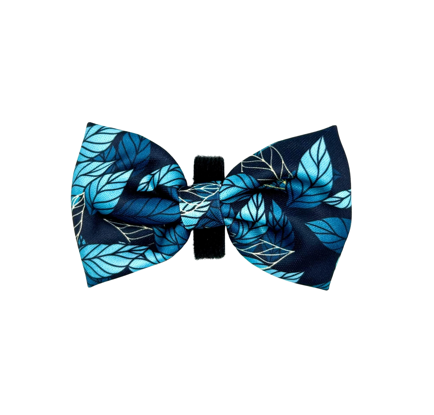 Fundița Blue Jungle pentru câini – un accesoriu adorabil, perfect pentru a adăuga un strop de eleganță câinelui tău. Cu un design tropical vibrant, această fundiță este ideală pentru plimbările de zi cu zi, aducând un plus de stil oricărui patruped.