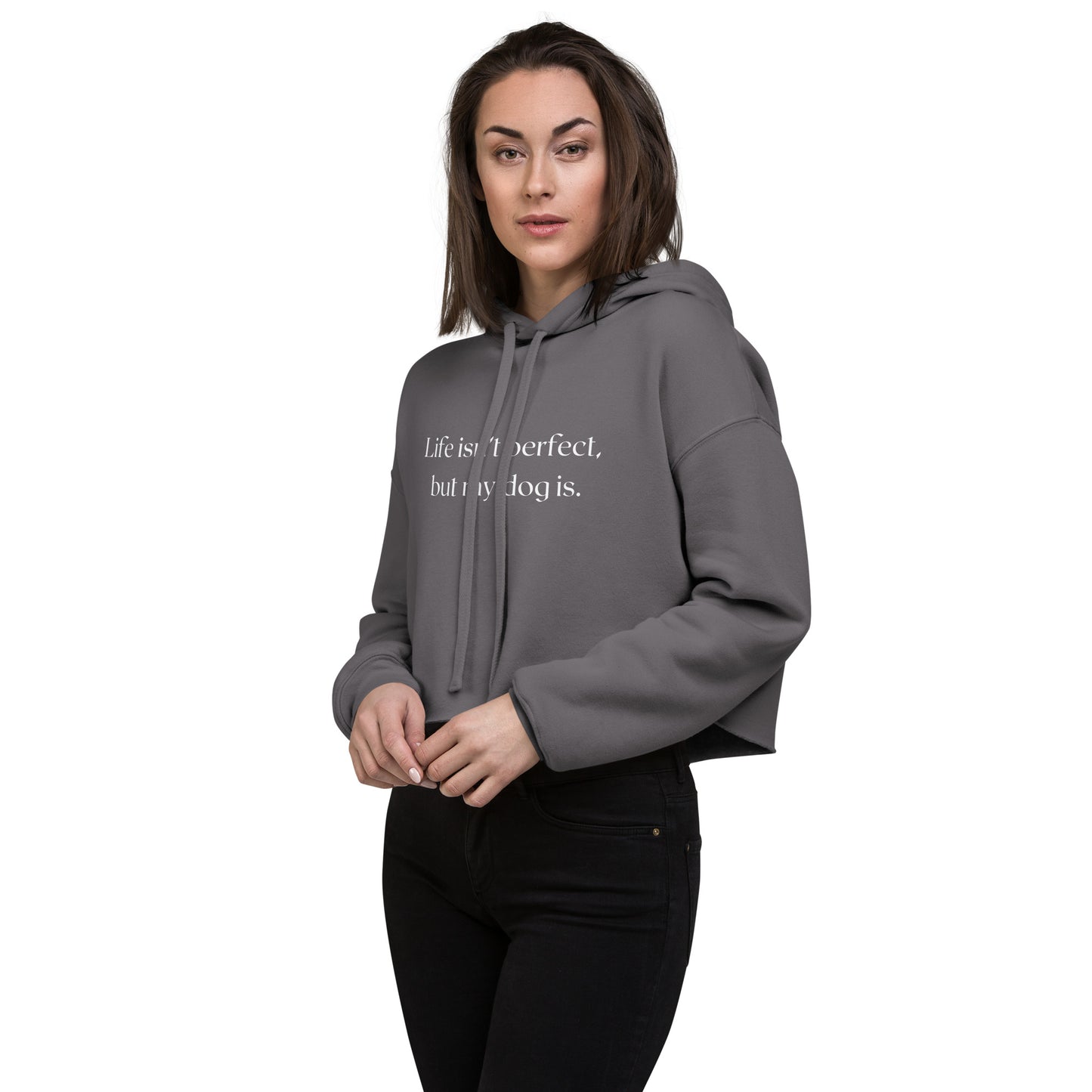 Femeie purtand hanorac gri crop top cu mesajul Life isnt perfect, but my dog is. Pentru dog moms.