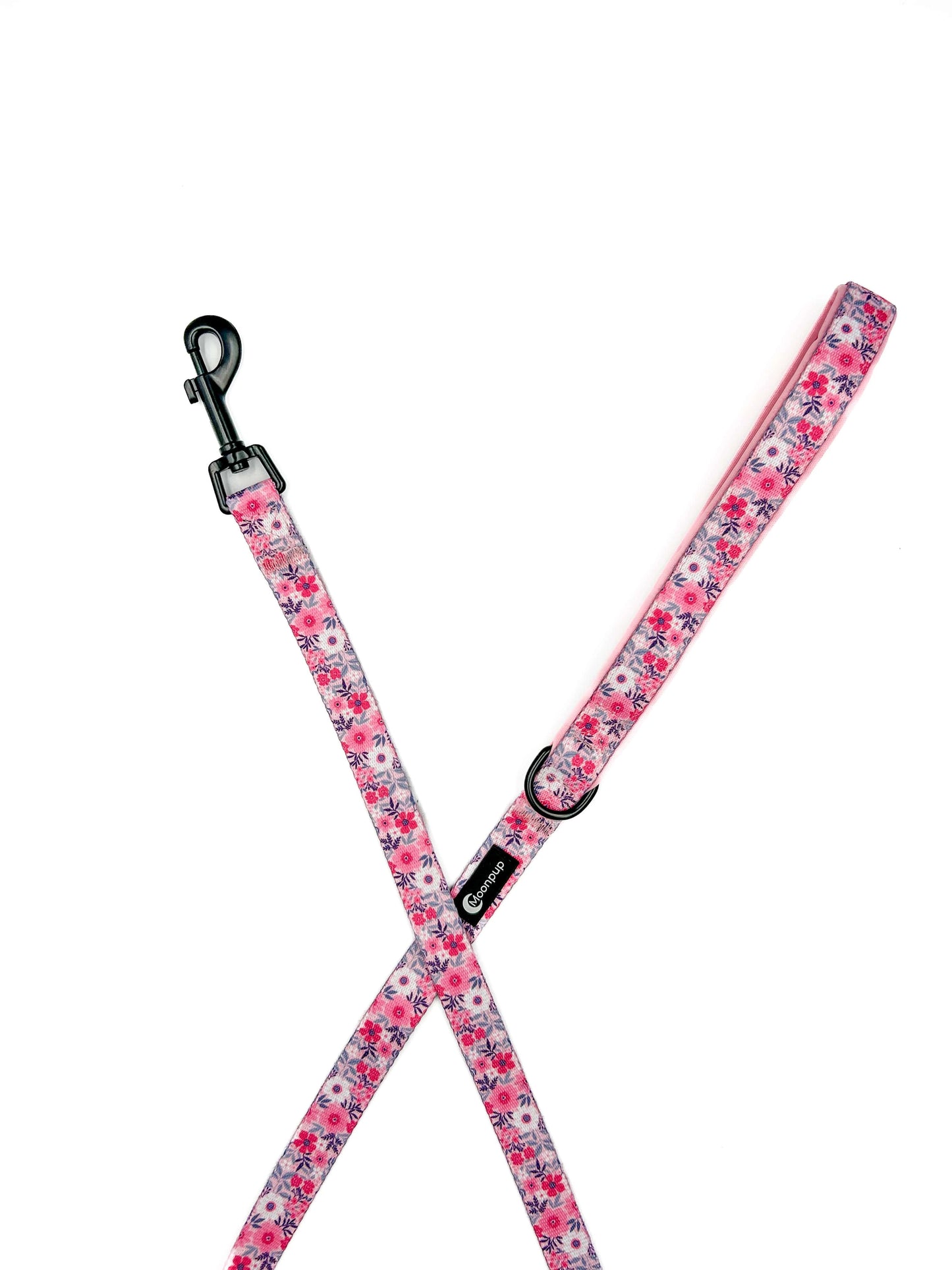 Lesa fixă Pink Petals pentru câini, cu maner captușit pentru confortul stăpânului și inel pentru suportul de saci. Designul delicat și culorile roz și florale fac din această lesă un accesoriu adorabil și practic pentru plimbările tale și ale câinelui tău.