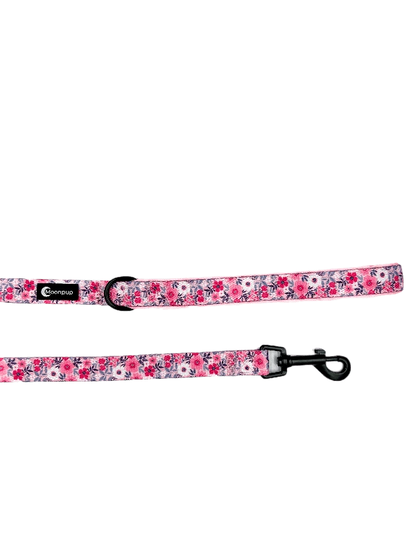Lesa fixă Pink Petals de la Moonpup – o lesă elegantă și confortabilă, perfectă pentru plimbările zilnice cu câinele tău. Manerul captușit oferă confort pentru stăpân, iar cremaliera permite atașarea ușoară la zgardă sau ham. Inelul de pe lesă este ideal pentru fixarea suportului de saci, completând setul de accesorii pentru câini.