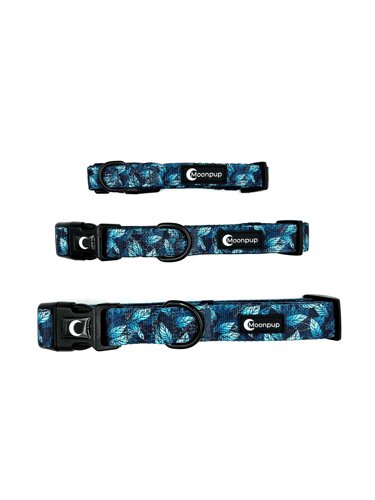 Zgarda Blue Jungle pentru câini în 3 mărimi (XS, M, L) – un accesoriu elegant și confortabil cu un design tropical vibrant. Disponibilă în diferite mărimi pentru a se potrivi câinilor mici, medii și mari, perfectă pentru plimbări și pentru a adăuga un plus de stil patrupedului tău.