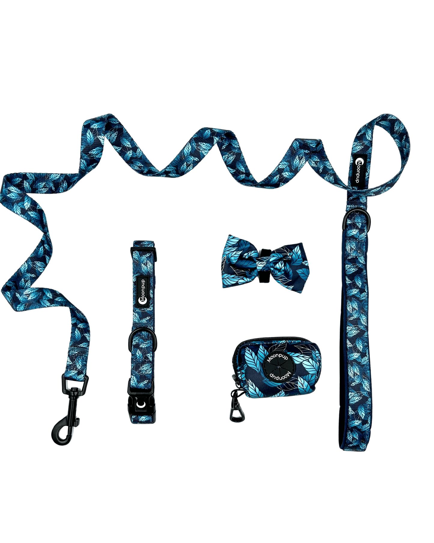 Set complet Blue Jungle pentru câini de la Moonpup, care include zgardă, lesă, fundiță și pungi pentru excremente. Designul tropical cu motive aurii și albastre adaugă un strop de stil plimbărilor de zi cu zi. Ideal pentru câini de toate mărimile, acest set este perfect pentru a asigura confort și eleganță în orice moment al zilei.