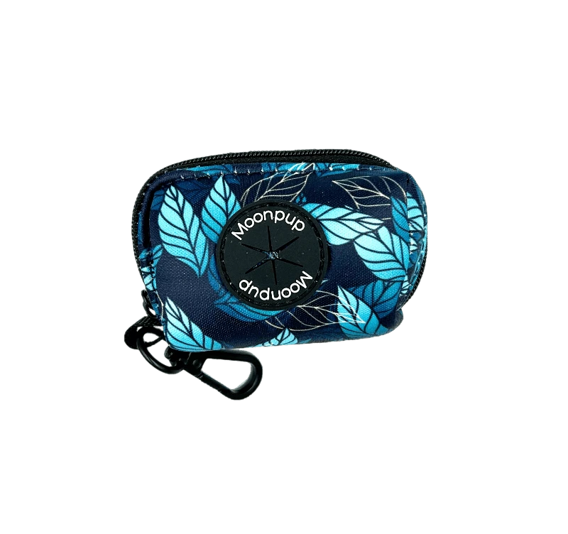 Suportul de saci Blue Jungle pentru câini – un accesoriu practic și stilat, care îți permite să ai mereu la îndemână pungi pentru excremente. Cu un design tropical vibrant, acest suport este perfect pentru plimbările câinelui tău, oferind un mod ușor și convenabil de a păstra pungi suplimentare.