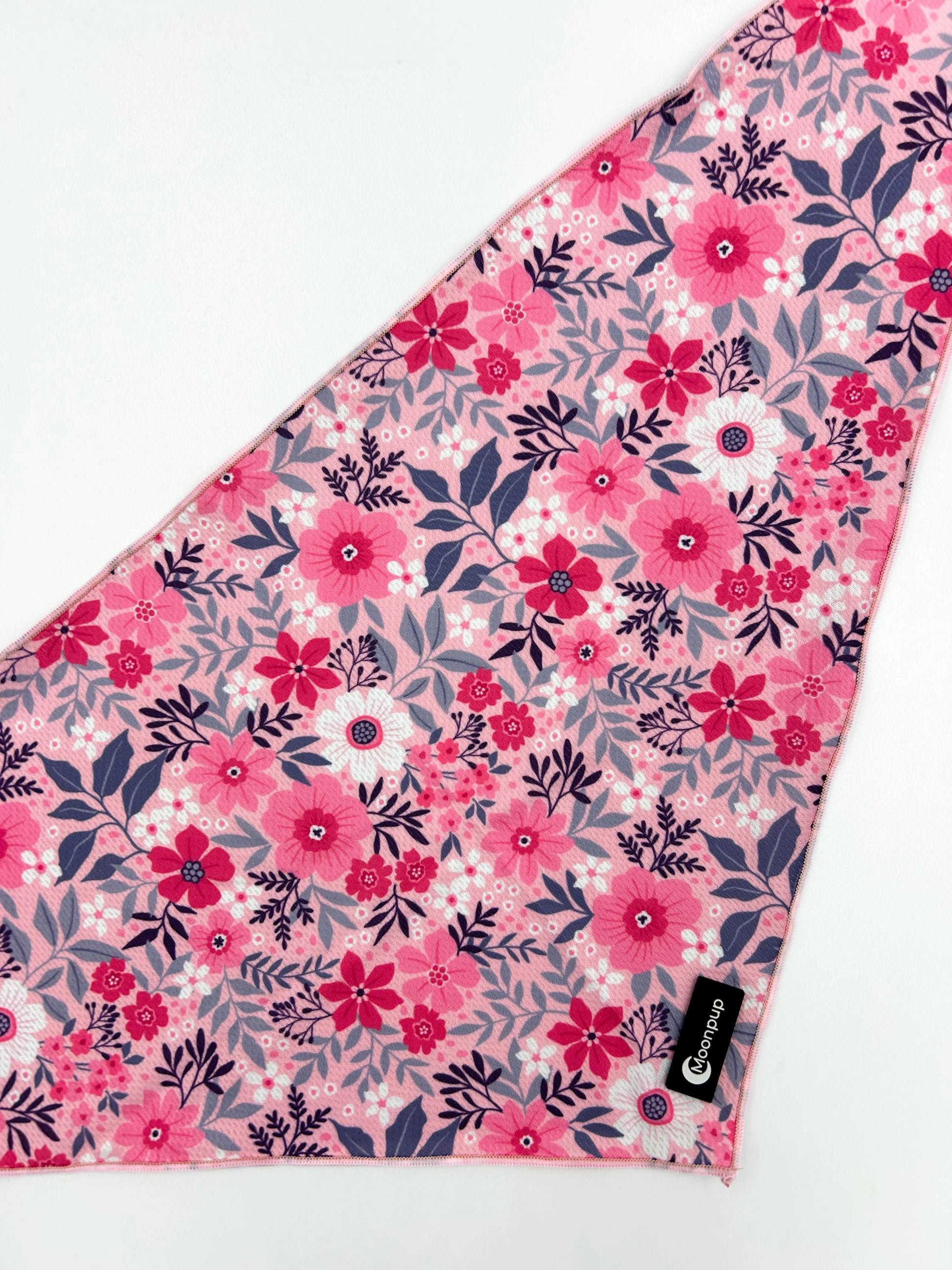 Bandana Pink Petals pentru câini – bandană elegantă și confortabilă pentru câini mici și medii, cu design floral roz, ideală pentru plimbări zilnice și ocazii speciale. Accesoriu stilat pentru câini, ușor de atașat și perfect pentru a adăuga un strop de culoare look-ului patrupedului tău.