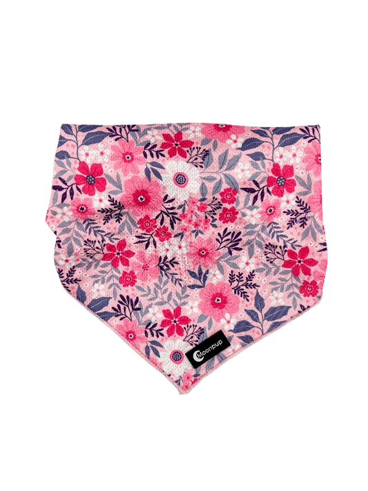 Bandana Pink Petals de la Moonpup - un accesoriu fermecător pentru câinele tău! Cu un design delicat de petale roz, această bandană adaugă un plus de stil și confort oricărui prieten patruped. Ideală pentru plimbări și momente speciale, oferind un look adorabil și un confort deosebit.