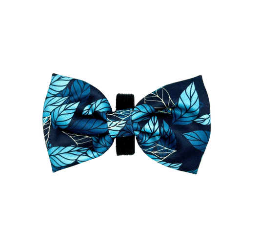 Fundița Blue Jungle pentru câini – un accesoriu adorabil, perfect pentru a adăuga un strop de eleganță câinelui tău. Cu un design tropical vibrant, această fundiță este ideală pentru plimbările de zi cu zi, aducând un plus de stil oricărui patruped.