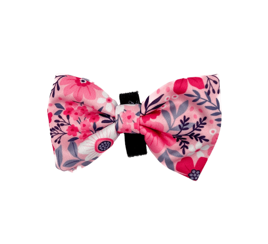 Fundița Pink Petals de la Moonpup – un accesoriu delicat și feminin pentru câinele tău. Cu un design adorabil în nuanțe de roz și flori subtile, această fundiță este ideală pentru a adăuga un strop de eleganță și culoare look-ului patrupedului tău.