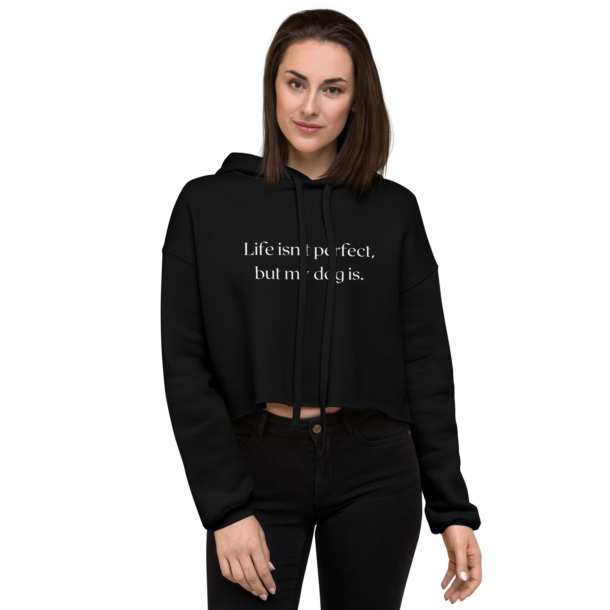 Femeie purtand hanorac negru crop top cu mesajul Life isnt perfect, but my dog is. Pentru dog moms.