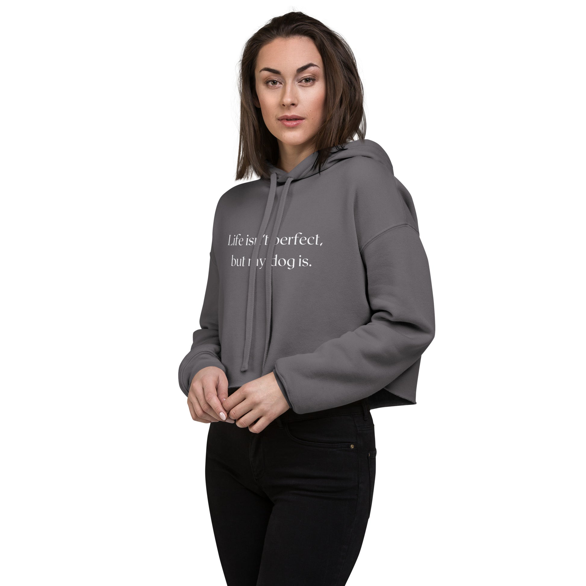Femeie purtand hanorac gri crop top cu mesajul Life isnt perfect, but my dog is. Pentru dog moms.