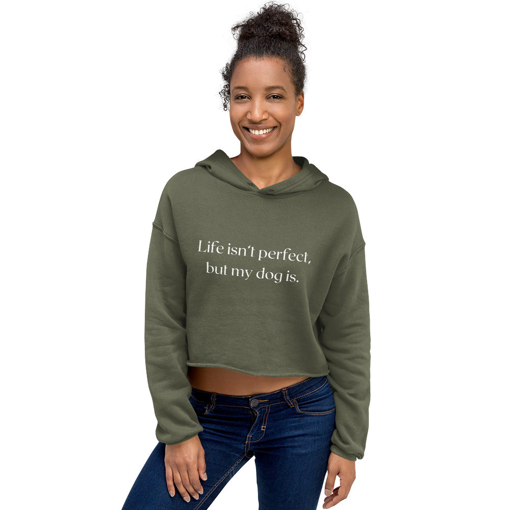 Femeie purtand Hanorac olive green crop top cu mesajul Life isnt perfect, but my dog is. Pentru dog moms.