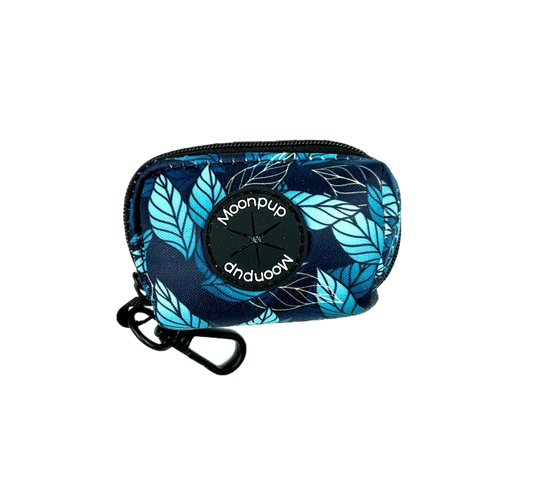 Suportul de saci Blue Jungle pentru câini – un accesoriu practic și stilat, care îți permite să ai mereu la îndemână pungi pentru excremente. Cu un design tropical vibrant, acest suport este perfect pentru plimbările câinelui tău, oferind un mod ușor și convenabil de a păstra pungi suplimentare.