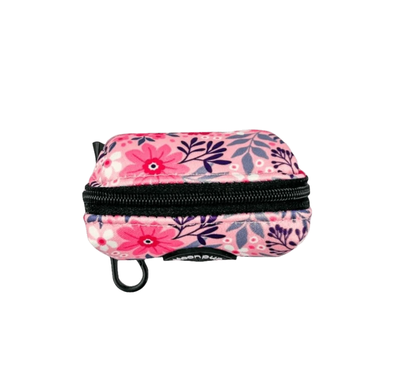 Sportul de saci Pink Petals de la Moonpup, completat cu pungi pentru excremente, este accesoriul perfect pentru plimbările zilnice. Cu un design feminin și rafinat, acest sport de saci face ca curățenia să fie mai ușoară, păstrând în același timp un look elegant și practic.